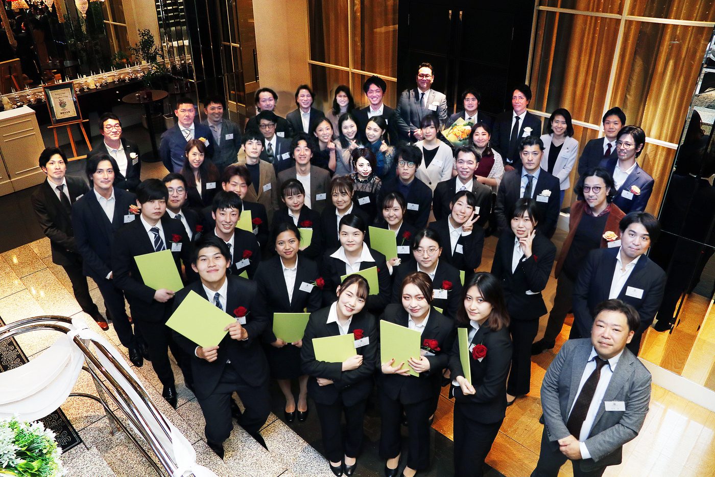 新卒入社式の集合写真