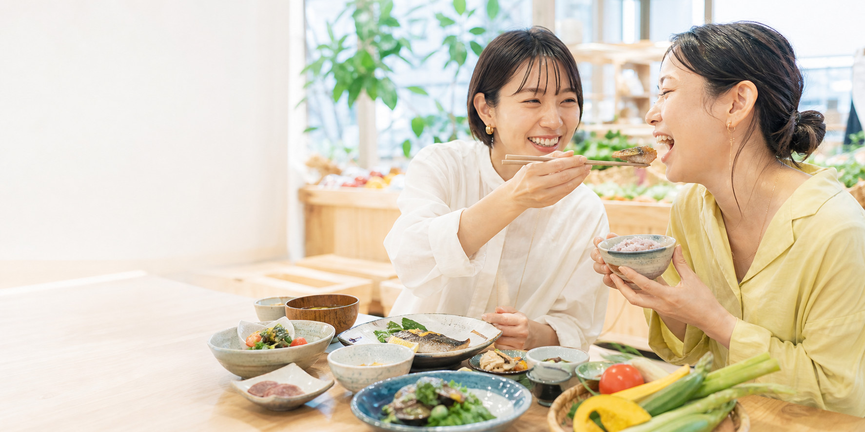 地域の食材を使った食事を楽しむ二人
